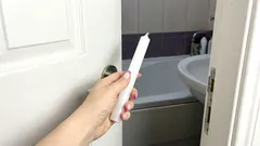 Einmal im Monat gehe ich ins Badezimmer und nehme eine normale Kerze mit. Das löst gleich drei Probleme auf einmal.