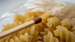 Ich lege immer ein Streichholz in die Pasta. Dieser Trick hat mich schon mehr als einmal gerettet.