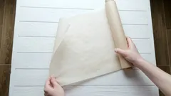 Warum Backpapier im Badezimmer verwenden? Mit dieser Methode können Sie Lappen und Reinigungsmittel vergessen.