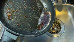 Wo sollten Sie Kochfett nach dem Braten entsorgen? Gießen Sie es niemals in den Abfluss.