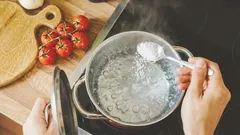 Hören Sie auf, das Wasser für Nudeln zu salzen, nachdem es zu kochen begonnen hat. Konditor enthüllt unerwartete Fakten
