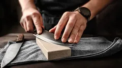 Ich habe gesehen, wie man in Indien Messer schärft, und jetzt mache ich das auch zu Hause. Selbst alte Messer sind in einer Minute rasiermesserscharf.