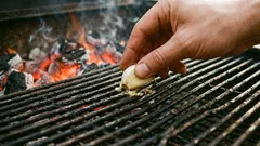 Nur wenige Menschen wissen: Warum reibt man vor dem Grillen eine Knoblauchzehe auf den Grill?