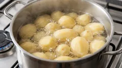 Was man beim Kochen von Kartoffeln ins Wasser geben sollte: Sie garen schneller und schmecken besser.