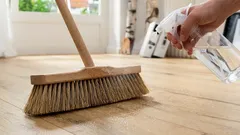 Das Besprühen des Besens mit einer Mischung aus Essig und Wasser: Warum wird dies vor dem Kehren empfohlen und wozu dient es?