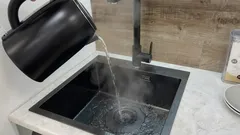 Warum Sie kein kochendes Wasser in den Abfluss gießen sollten: Der häufigste Fehler, der Sie Tausende kosten kann.