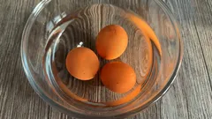 Legen Sie gekochte Eier niemals in kaltes Wasser.